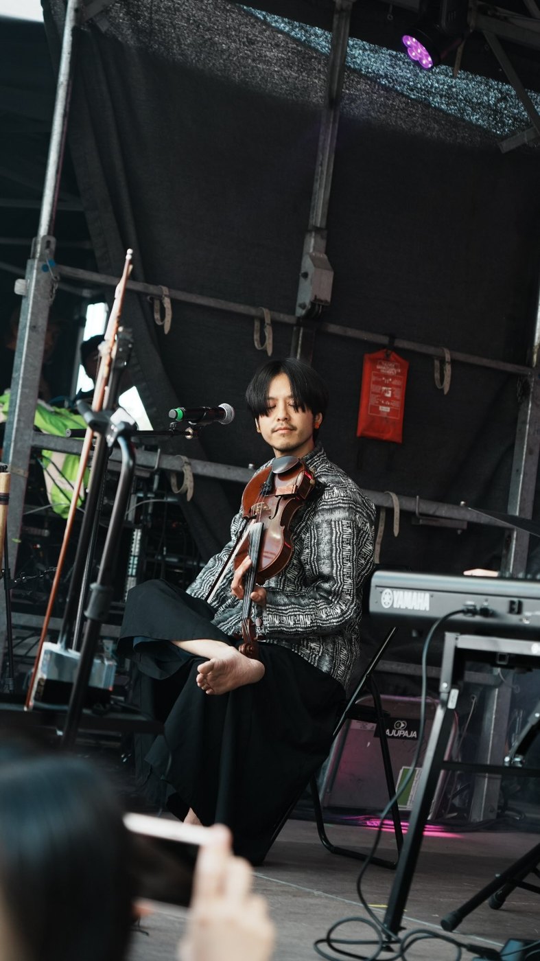 Huang Tai-Yuan with violin